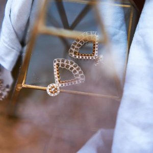 Roséfarbene Ohrringe aus geschliffenen Perlen