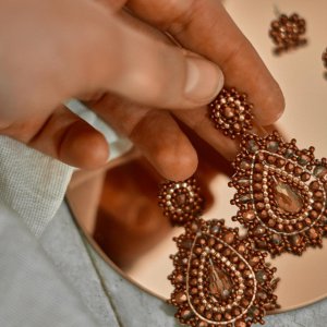 Kupferfarbene Perlenohrringe Modell Isabella