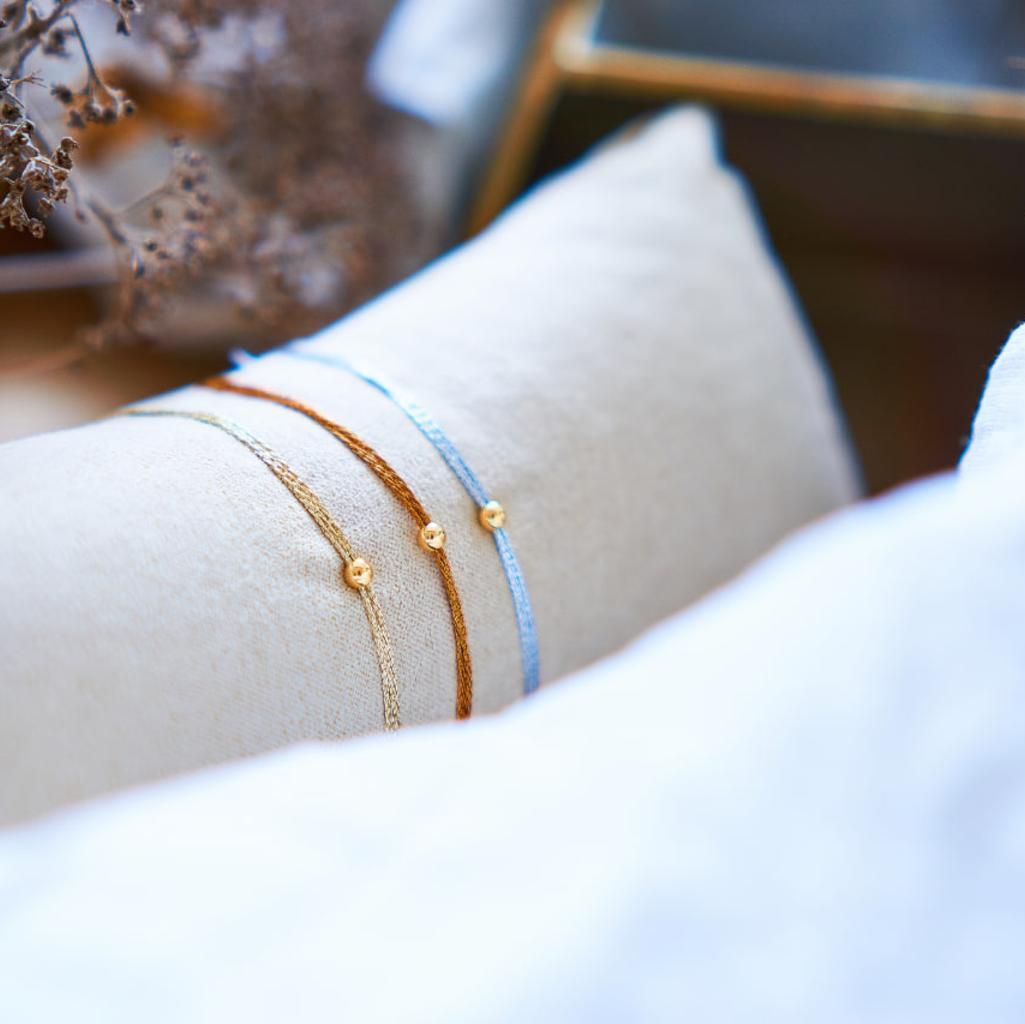 Feines metallicfarbenes Armband mit Goldener Perle