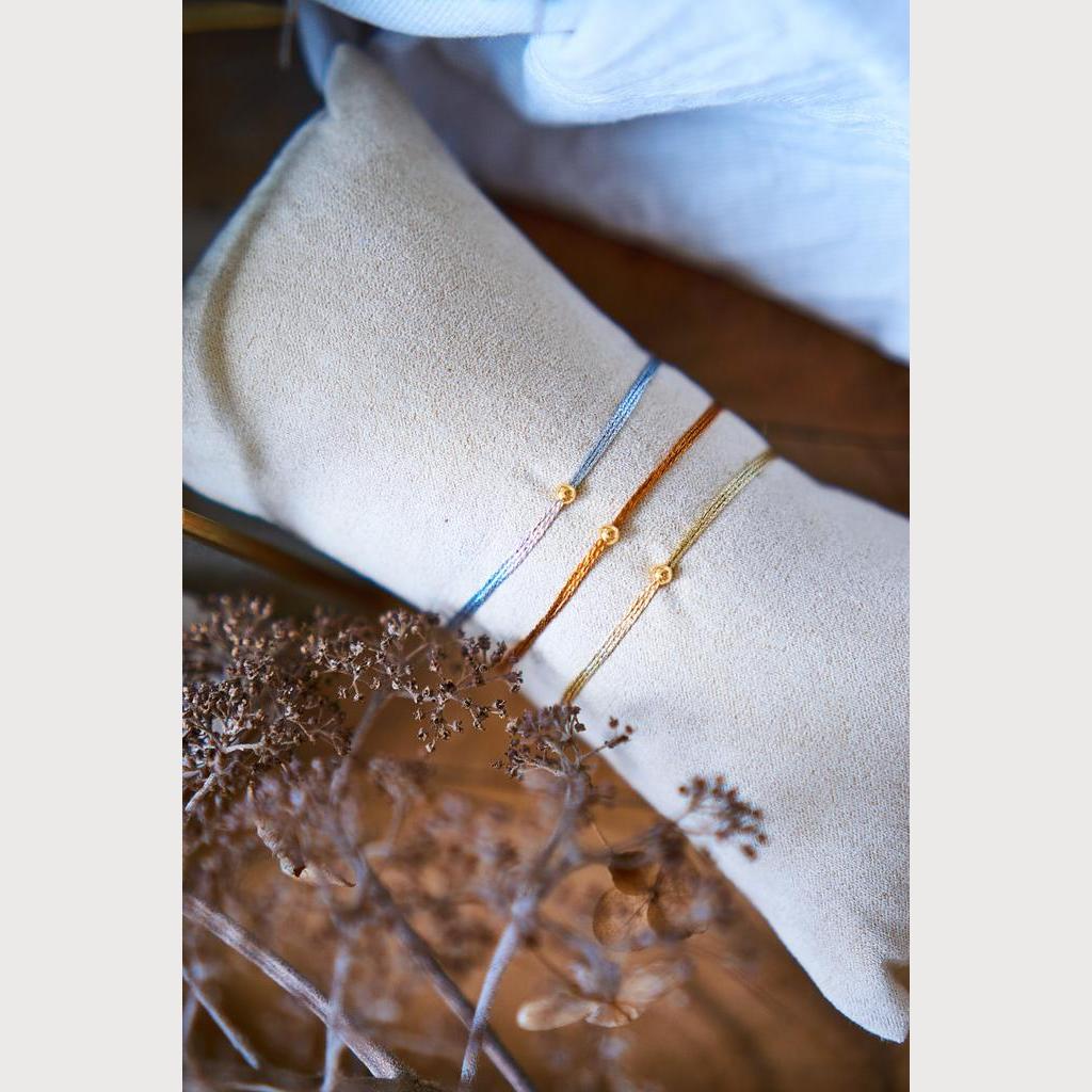 Feines metallicfarbenes Armband mit Goldener Perle - Image 2