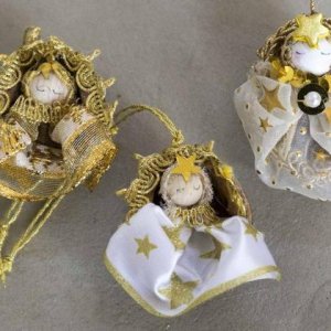Christbaum-Anhänger Engerl in Nussschale