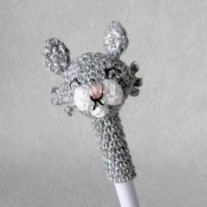 Katze mit Bleistift, Häkeltier auf Stift