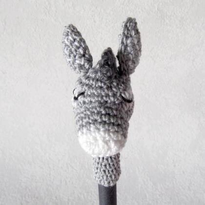 Häkeltier Aufsatz mit Stift im Regenbogendesign