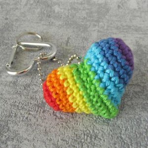 Gehäkelter Regenbogenherz Schlüsselanhänger
