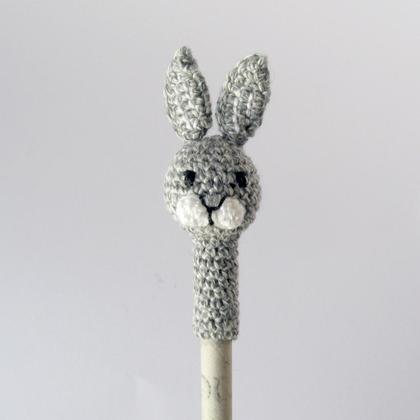 Bleistift grauer Hase mit Stift aus Zeitungspapier