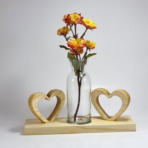 2 Herzen aus Holz mit Vase