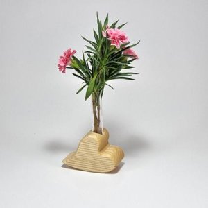 Herz aus Holz liegend breit