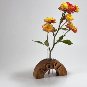 Kleiner Bogen „LOVE“ aus Holz mit Vase