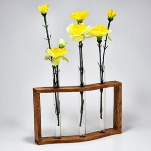 3 Vasen im bogenförmigen Holzregal