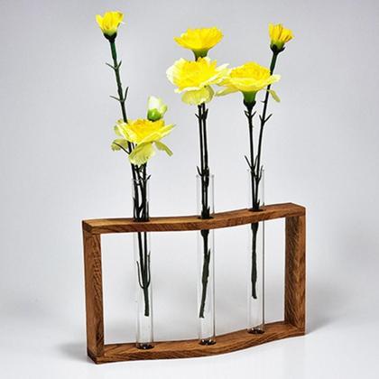 3 Vasen im bogenförmigen Holzregal