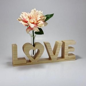 Buchstaben „LOVE“ aus Holz mit Vase