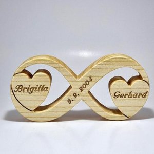 2 Herzen in Unendlichzeichen aus Holz
