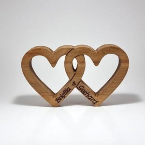 2 Herzen aus Holz verschlungen