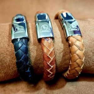 Unisex Armschmuck in Känguruleder/Rostfeier Stahl mit Magnetverschluss