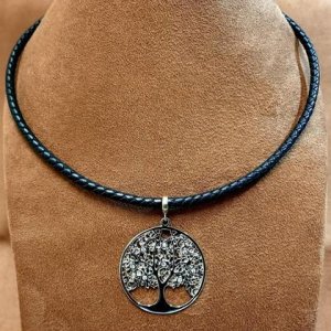 Damen Halsschmuck Känguruleder/Lebensbaum Edelstahl schmale Ausführung