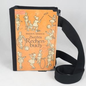 Tasche aus einem Schulbuch „Zweites Rechenbuch“