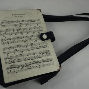 Individualisierte Tasche aus Notenblättern