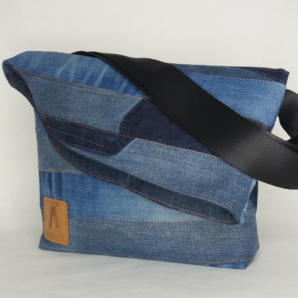 Foldover aus recycelten Jeans