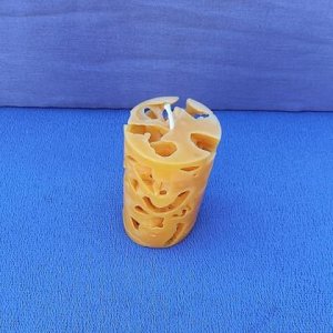 Bienenwachskerzen, Kerze mit Löchern