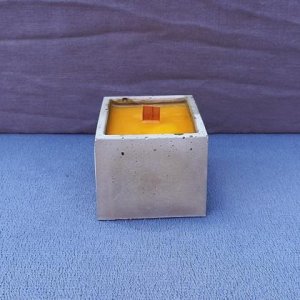 Bienenwachskerze, Kerze in Beton eckig