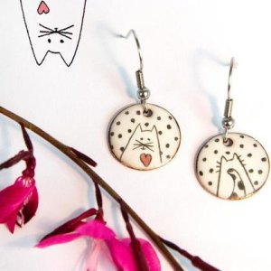 Emaille Ohrringe mit Katzen, Katzen Ohrringe, Ohrringe rund mit Punkten