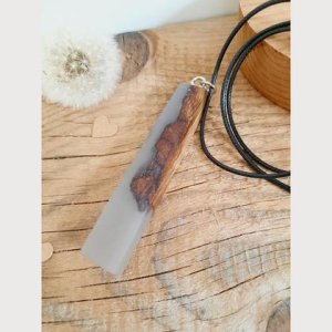 Kette mit Holz und Epoxidharz, grau, Herzenswerk,