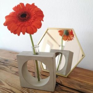 Betonvase mit Reagenzglas Viktor