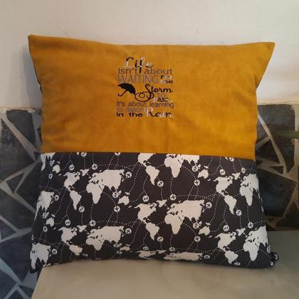 bestickter Polster 40x40 "Life isn't ..."