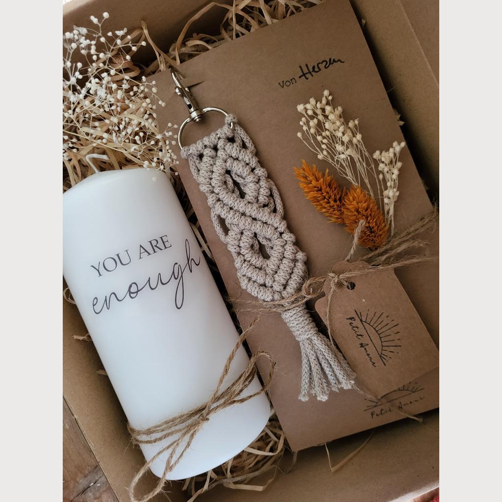 Geschenkbox Kerze und Makramee Schlüsselanhänger