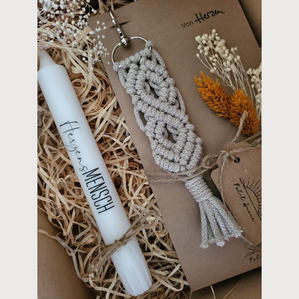 Geschenkbox Stabkerze und Makramee Schlüsselanhänger