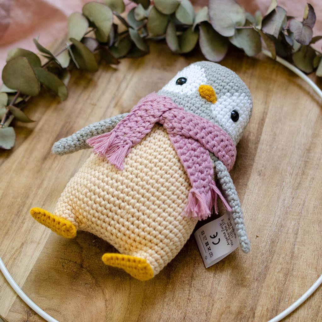 Gehäkelter Pinguin Humboldt mit Fransenschal aus Bio Baumwolle in Wunschfarben