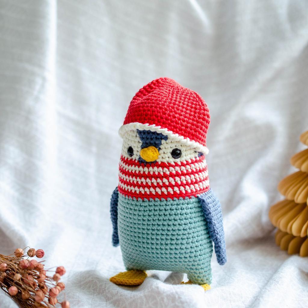 Gehäkelter Pinguin mit Weihnachtsmütze - Image 3
