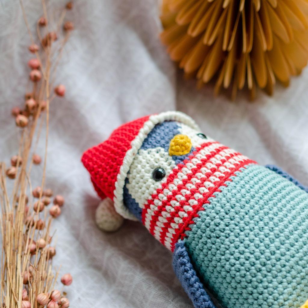 Gehäkelter Pinguin mit Weihnachtsmütze - Image 2
