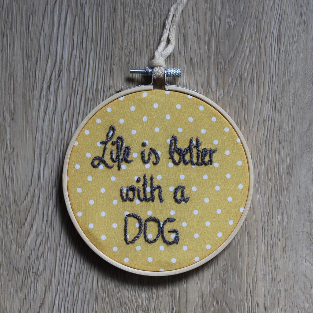 Stickbild "Life is better with a dog"