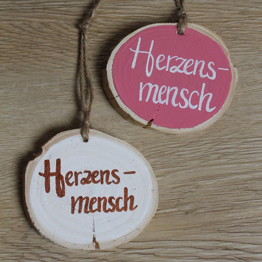 Holzscheibe-Lettering "Herzensmensch"