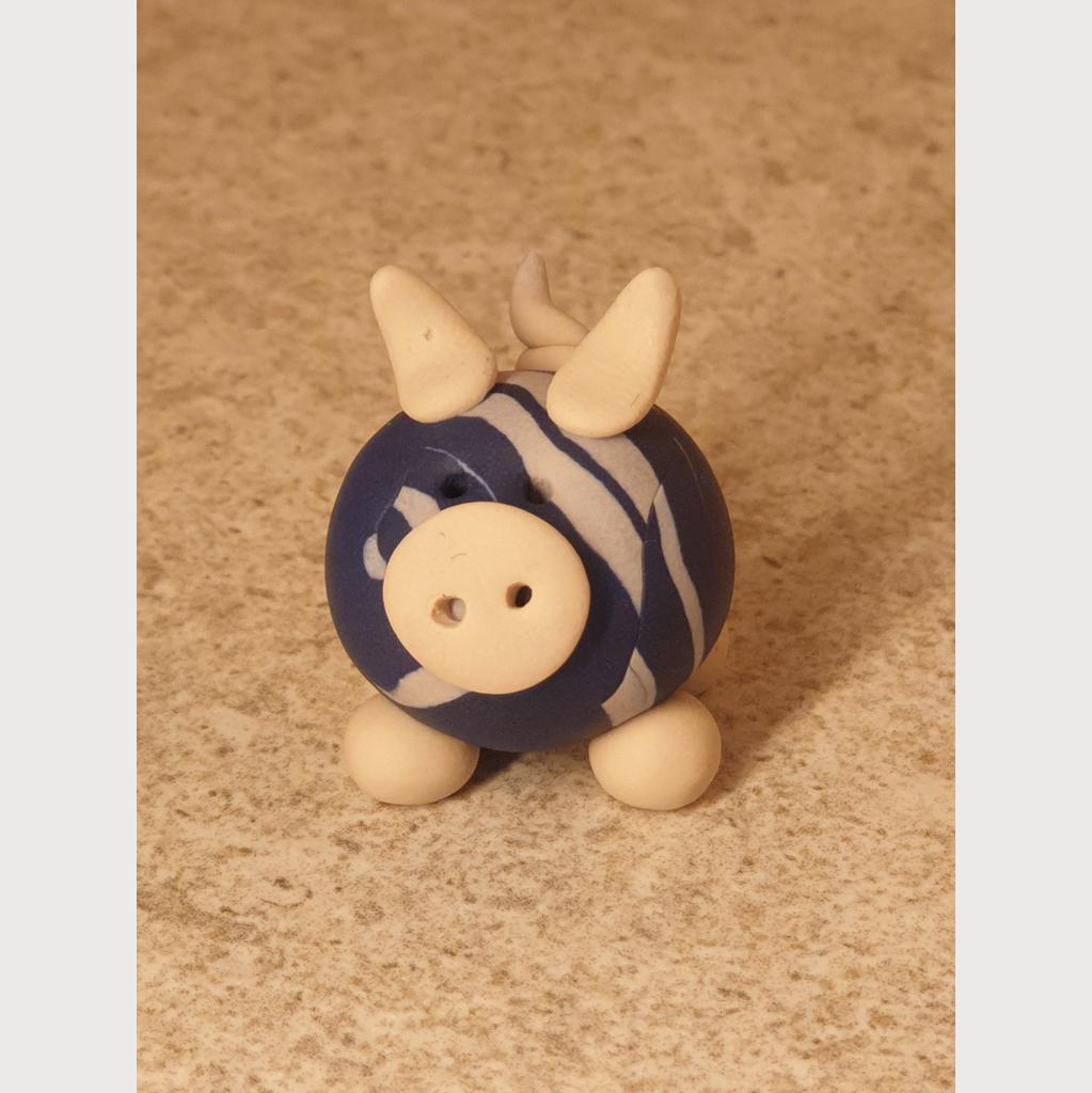 Glücksschweinchen aus Fimo blau/weiß