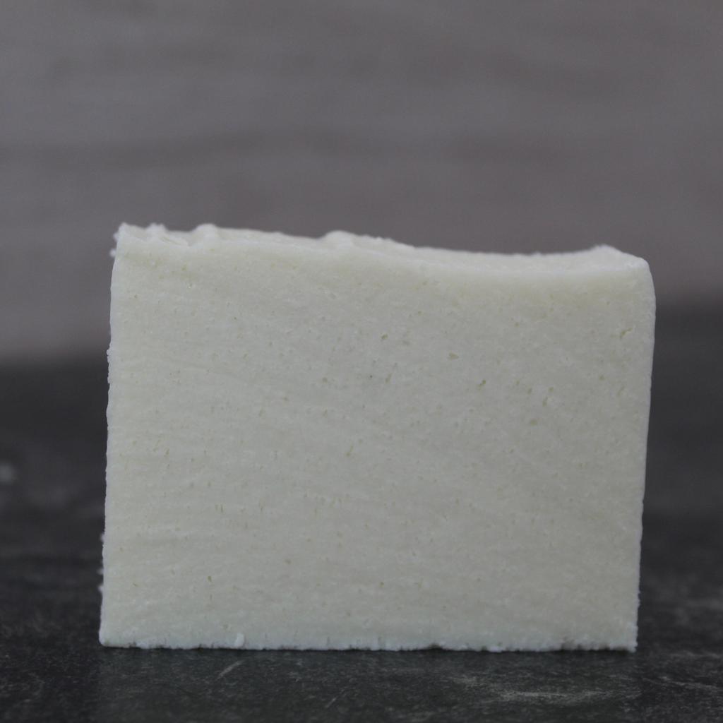 Naturseife Salzseife Weißer Marmor mit Duftnote Kiefernnadel. Peelingseife