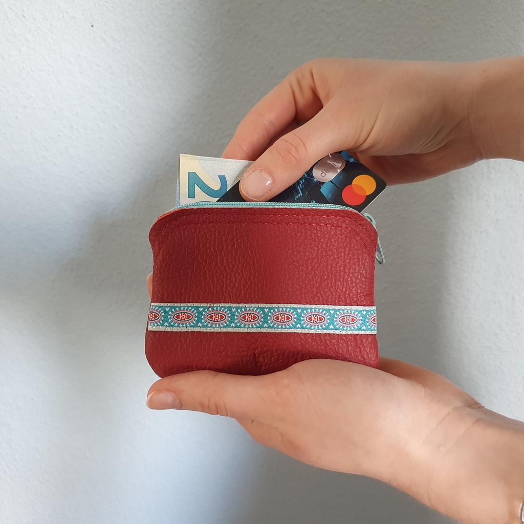 kleines beiges Lederbörserl mit rotem Spitzen-Webband - Image 3