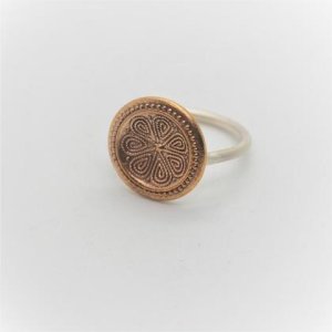 Aufgeknöpft Ring gross