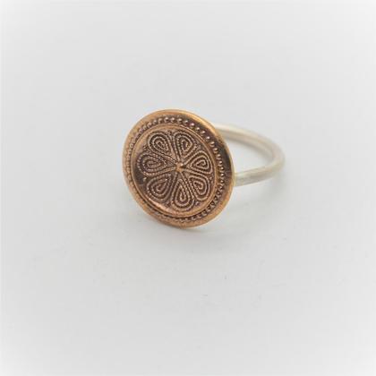 Aufgeknöpft Ring gross