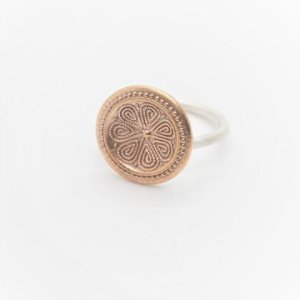 Aufgeknöpft Ring gross