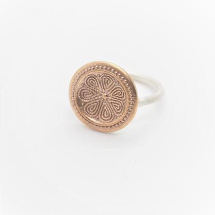 Aufgeknöpft Ring gross