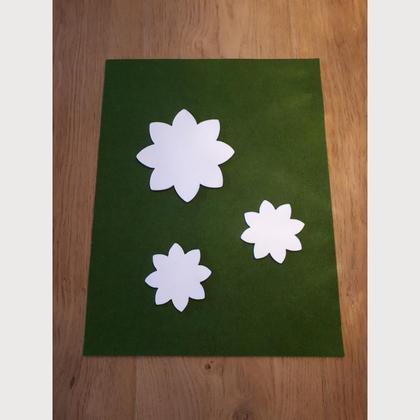 Kleiner Tischläufer mit Blumenmotiven aus Filz