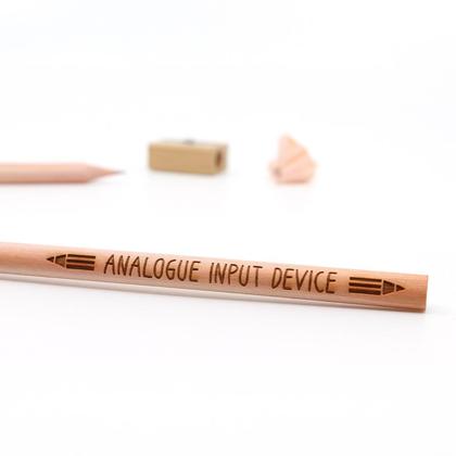 Lasergravierter Bleistift "Analogue Input Device"