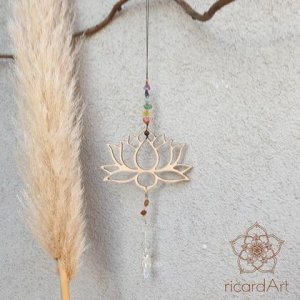 Lotus – Sonnenfänger mit Chakrasteinen & Regenbogenkristall