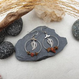 Tigerauge – roter Jaspis Creolen ‚Leaf‘ (Edelstahl/925 Silber)