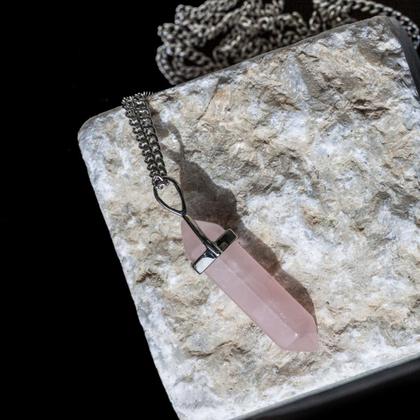 Rosenquarz-Anänger mit Halskette