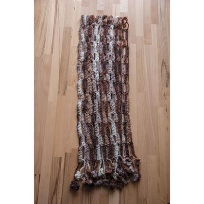 Schal in Brauntönen mit Blumen