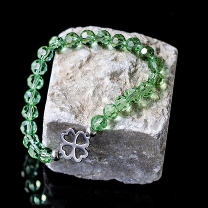 Armband aus Glasschliffperlen grün mit Kleeblatt