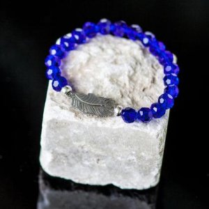 Armband aus Glasschliffperlen blau mit Feder